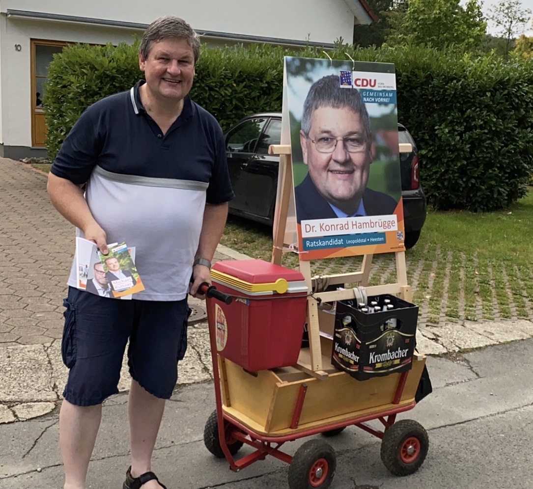 Dr. Konrad Hambrügge mit Bollerwagen im Wahlkampf